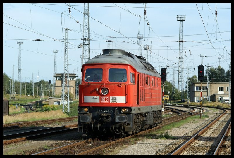 232 403 auf dem Weg ins Bw im Rostocker Seehafen. Aufgnommen am 05.09.08 in Rostock/Toitenwinkel 
