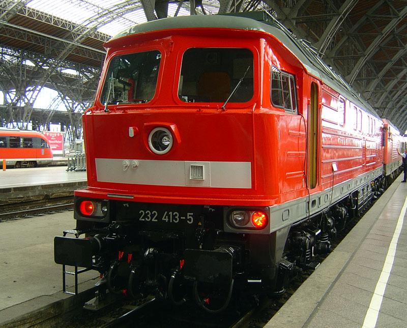 232 413 steht am 11.08.2005 in Leipzig Hbf um kurze Zeit spter zusammen mit 143 026 einen RE nach Cottbus zu schieben.
