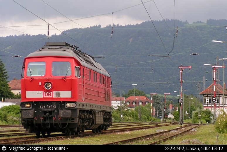 232 424-2 wartet in Lindau auf Ihren Gterzug aus sterreich - im Hintergrund das Pfndermassiv - 12.06.2004