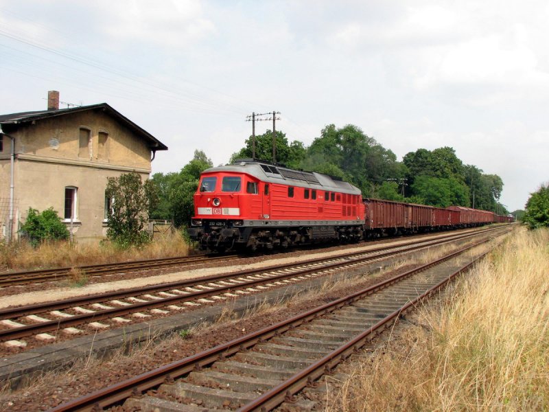 232 428 mit Gterzug in Gusow (30.07.2006)