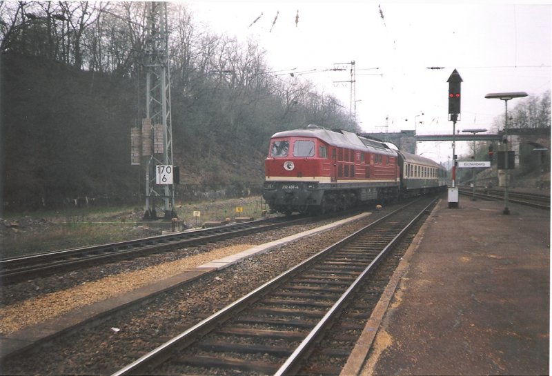 232 437-4 mit einem Regionalexpress aus Kassel Wilhelmshhe Richtung Nordhausen bei der Einfahrt im Bahnhof Eichenberg. Herbst 1993. Foto-Scan.