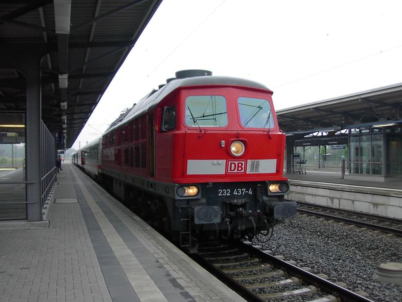 232 437 mit IC in Reichenbach (03.08.2005)