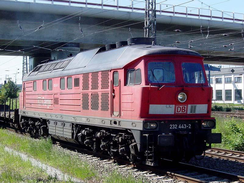 232 443-2 kommt aus dem Fhrhafen Mukran und fhrt in den Bahnhof Stralsund ein.  (am 18.06.05)