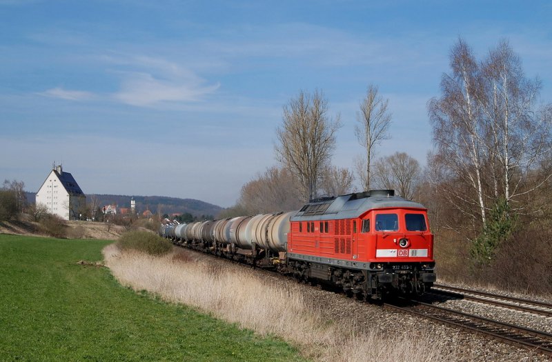 232 453 mit einem Kesselzug bei Aulendorf (05.04.2007)