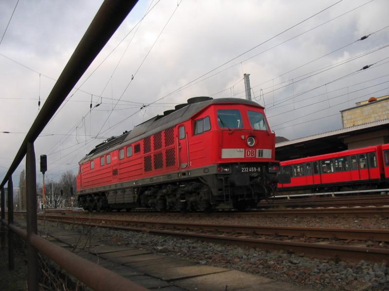 232 459 am 05.01.05 am Bahnhof Berlin-Greifswalder Str. beim Warten vor Signal.