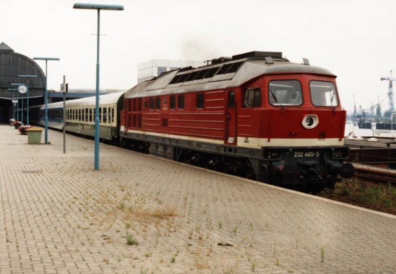 232 465-5 mit Eilzug 2139 Kiel-Berlin Lichtenberg auf Kiel Hauptbahnhof am 26-07-1992. Bild und scan: Date Jan de Vries.
