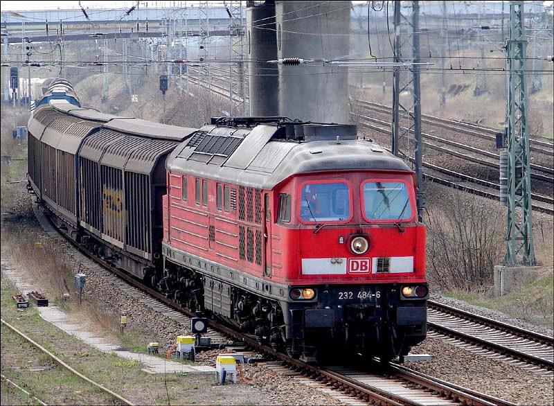 232 484-6 aus Mukran kommend, fhrt in den Bahnhof Stralsund ein.   (am 22.04.06) 