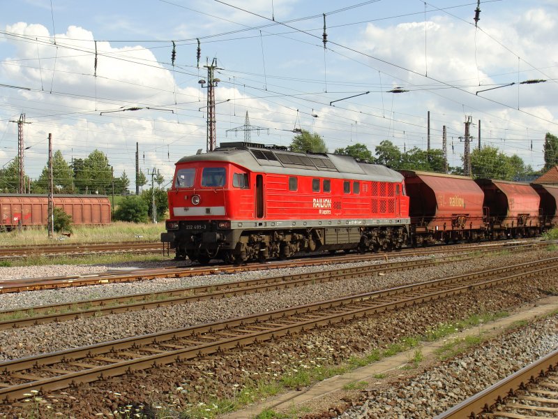 232 485-3 mit einem Ganzzug Schttgutwagen fr den Kalitransport in Magdeburg-Rothensee. Fotografiert am 28.07.2009
