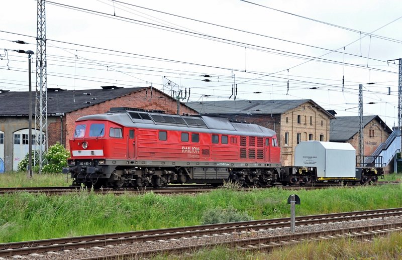 232 485 ohne Rundumleuchten, aber mit einem Tieflader am Harken durch den Bf Stralsund in Richtung Greifswald am 09.06.09