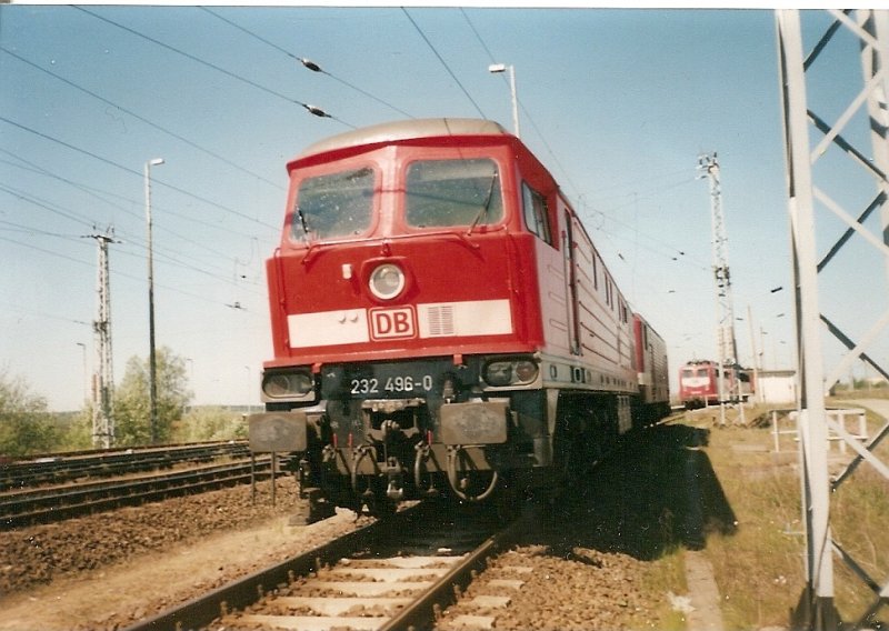 232 496 im Mai 2000 am ehmaligen Haltepunkt Mukran-Mitte.
