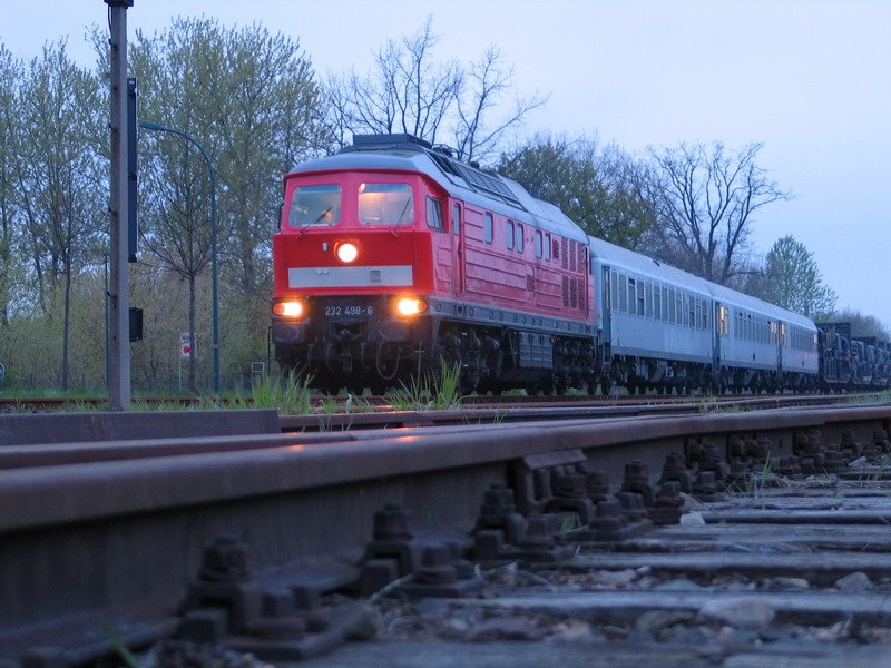 232 498-0 mit Panzerzug steht am fr�hen Morgen des 25.04.2008 in Hagenow zur Abfahrt bereit. 