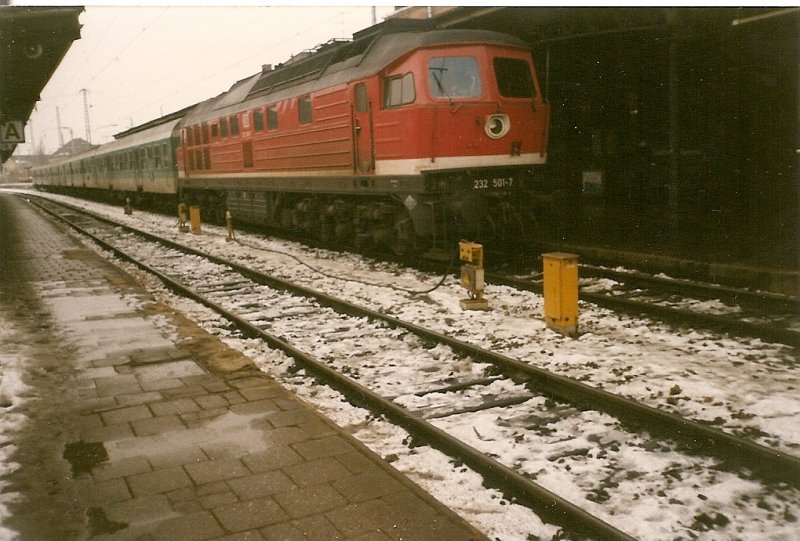 232 501 vor einem Regionalexpress nach Kiel im Januar 1997 im Rostocker Hbf.