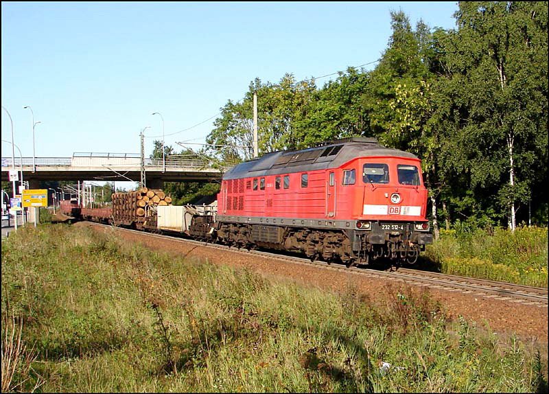 232 512-4 mit einen Gterzug kurz hinter dem Hp Stralsund Grnhufe.  (am 08.09.06) 