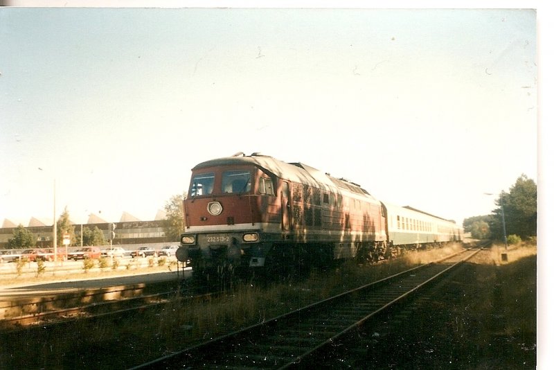 232 513 steht im September 1997 fr die Rckfahrt nach Greifswald mit ihrer Regionalbahn in Lubmin Werkbahnhof.