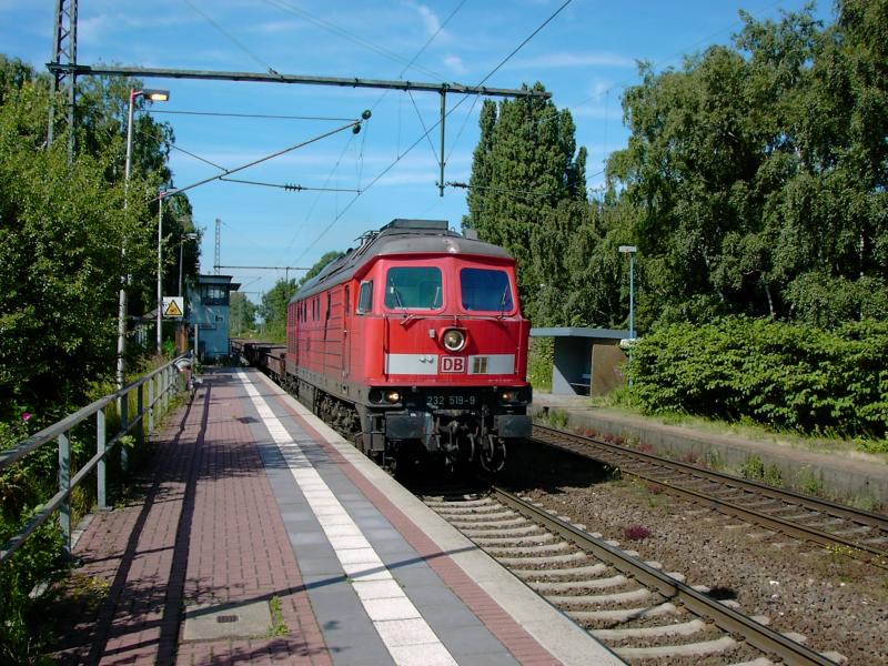 232 519-9 durchfhrt den Haltepunkt Bochum Nokia richtung Bochum Prsident. 28.6.2005