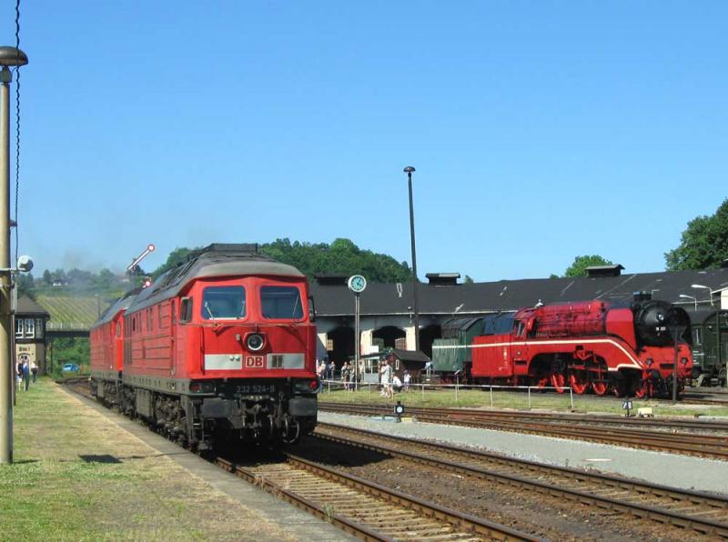 232 524 und 233 249 bei Durchfahrt in Nossen. Im Hintergrund 18 201 - 18.06.2005
