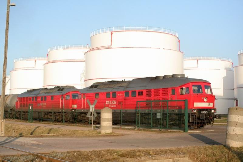 232 527 und 232 502 haben soeben das Tanklager in Emleben beliefert.