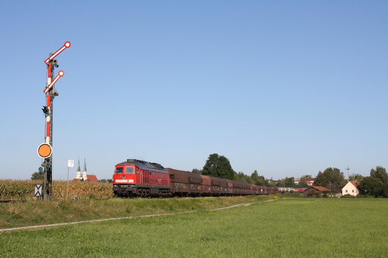 232 528-0 hing am Ende eines Gterzuges nach Burghausen, der mit 225 003-3, 217 017-3, 225 002-5 und 217 002-5 bespannt war. Hier am 08.09.09 in Alttting.