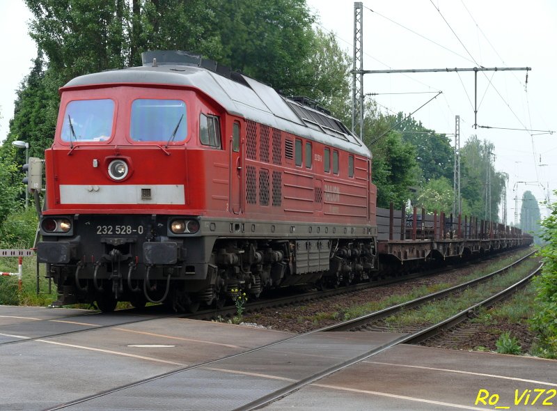 232 528-0 mit Flachwagen, die mit Stahlbl�cken beladen sind, passiert gerade B� Bochum-NOKIA. 27.05.2008.