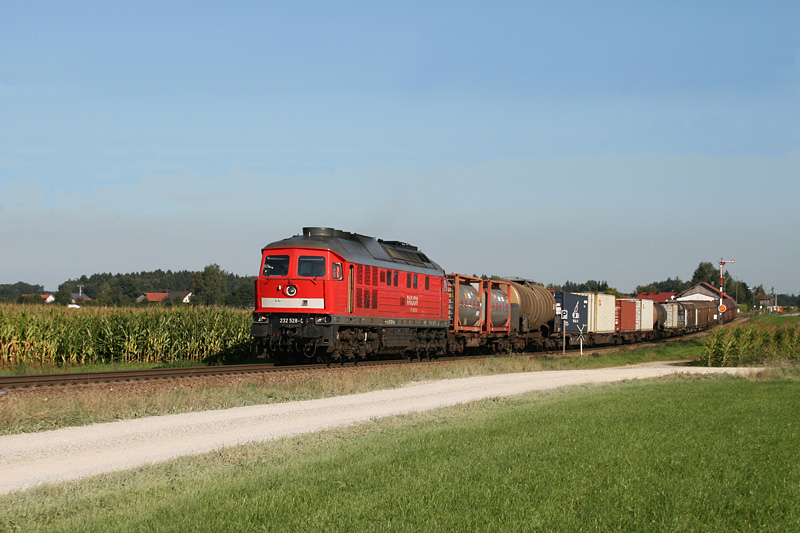 232 528 mit dem gemischten Gterzug 56518 am 01.09.2009 in Pirach.