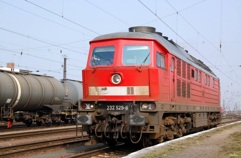 232 529 verlsst nun wieder den Rbf Grokorbetha Richtung Erfurt. Fotografiert am 04.04.09.
