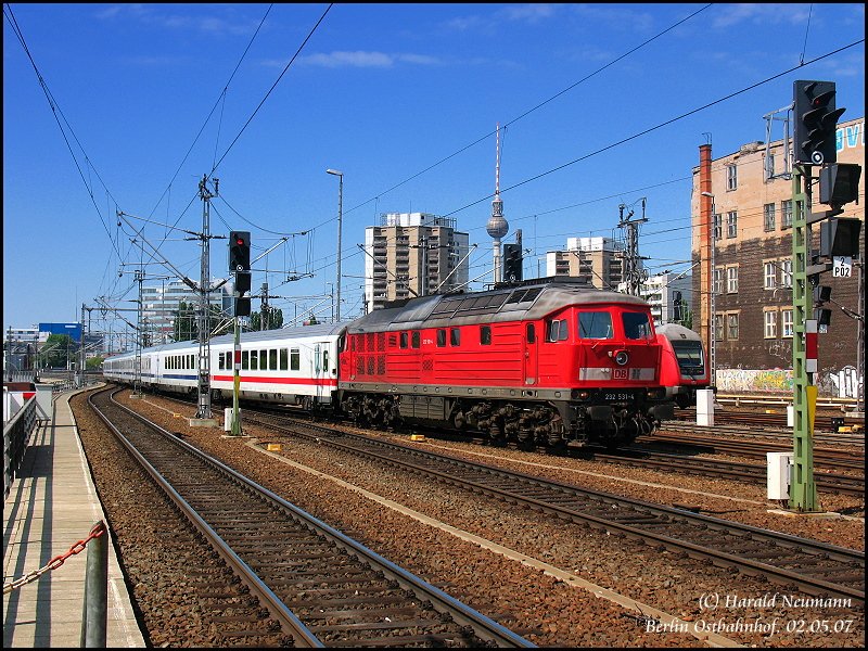 232 531 erreicht am 02.05.07 mit dem Berlin-Warschau-Express den Berliner Ostbahnhof. Nur noch diesen Fahrplan wird diese Leistung meistens mit 232 gefrdert.