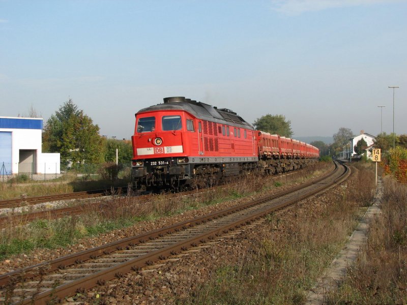 232 531 mit Schotterzug in Regenstauf (19.10.2006)