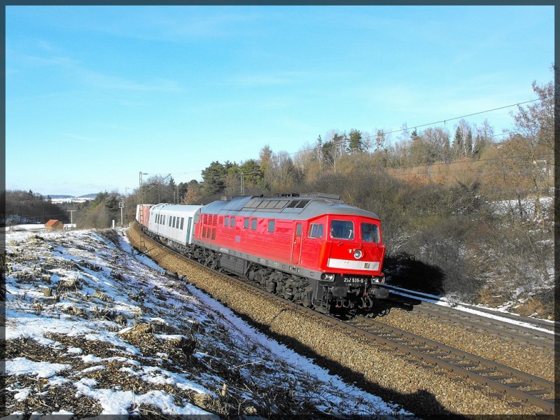 232-535-5 auf der  Donau-Isar-Strecke  Nrnberg-Regensburg-Passau mit einem Containerzug bei Deuerling erwischt.