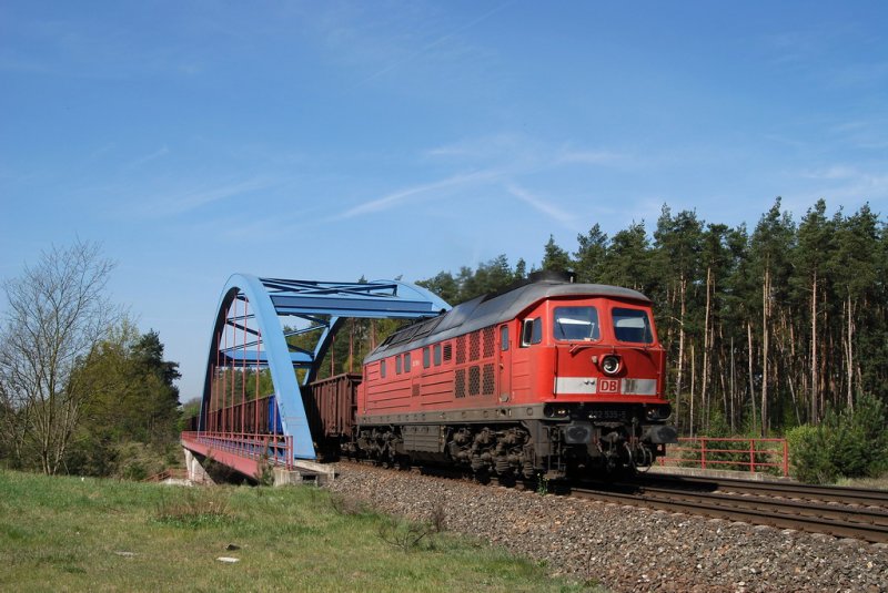 232 535 mit einem Gterzug bei Neunkirchen am Sand (21.04.2007)