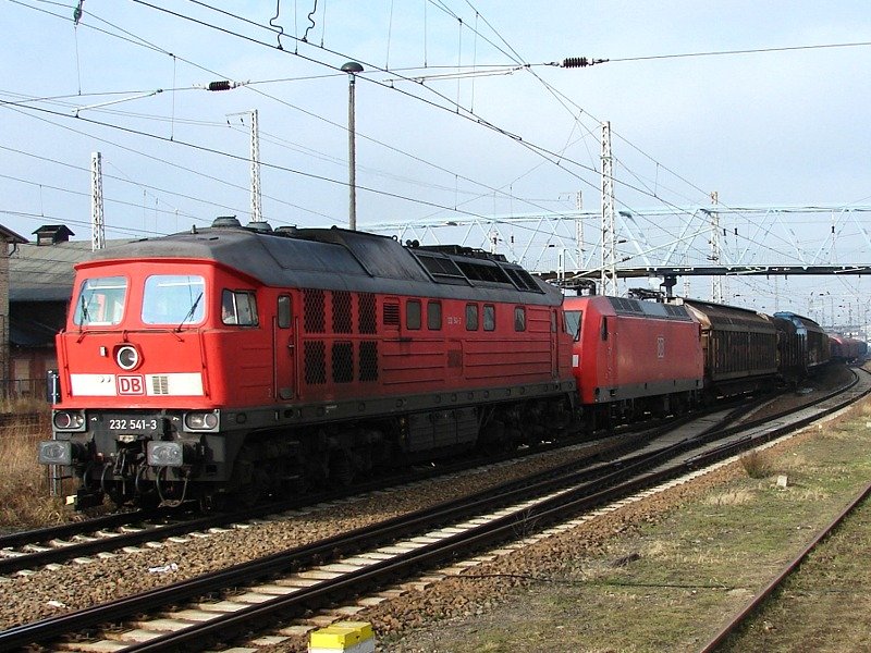 232 541 und 145 077 bei der Ausfahrt aus dem Hbf Stralsund.(07.02.07)