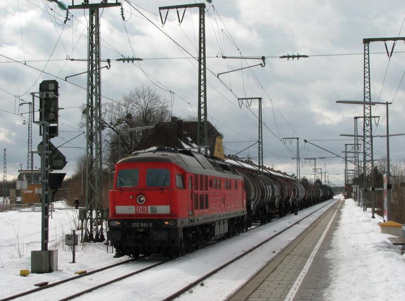 232 541 mit Kesselzug in Mnchen Neuaubing (09.03.2006)
