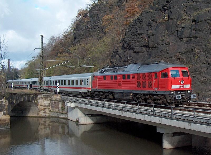 232 543-9 durchfhrt am 13.11.04 mit IC 1566 den Plauenschen Grund nahe Dresden.