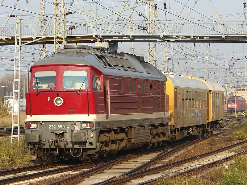 232 550 der DGT f�hrt nach einer kurzen �bernachtung in Stralsund nun nach R�gen um ein Schienenkran abzuholen. (09.11.08)