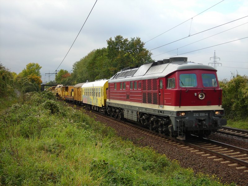232 550 mit einem Bauzug in Ahlten