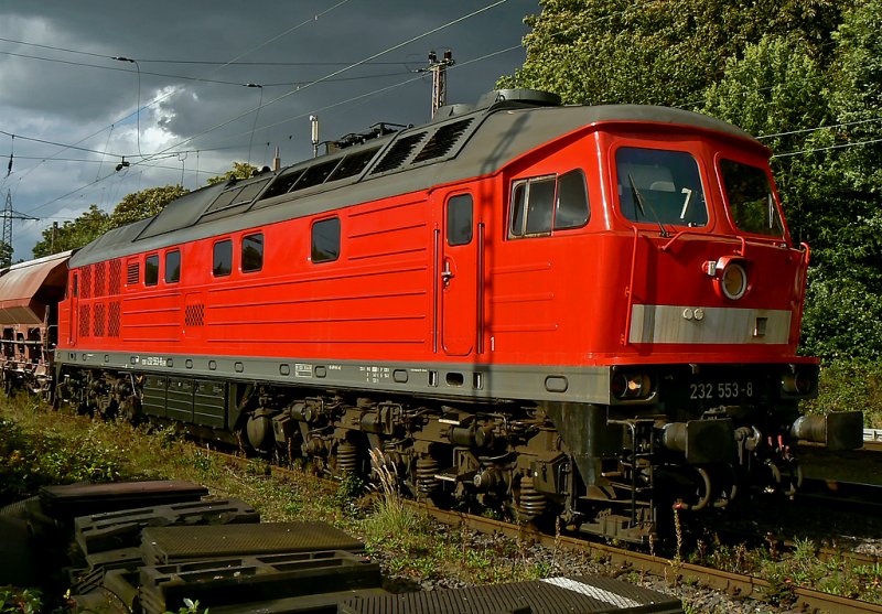 232 553-8 wartet auf dem Ausweichgleis in Ratingen-Lintorf auf Weiterfahrt , aufgenommen am 28.08.09
