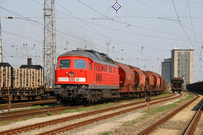 232 553 mit Gterzug bei der Durchfahrt durch den Bf. Bad Kleinen. 03/2007