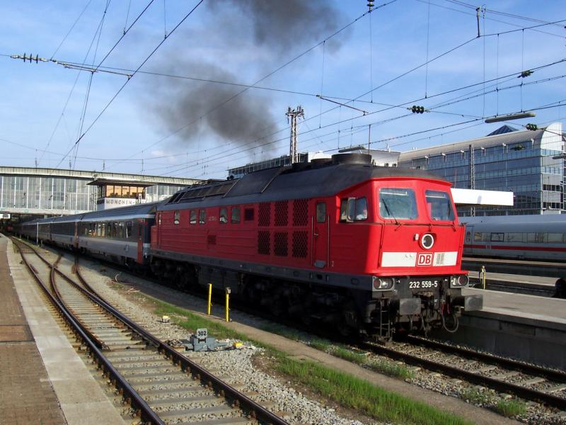 232 559 verlt mit einem EC den Hbf Mnchen (am 30.04.2005)