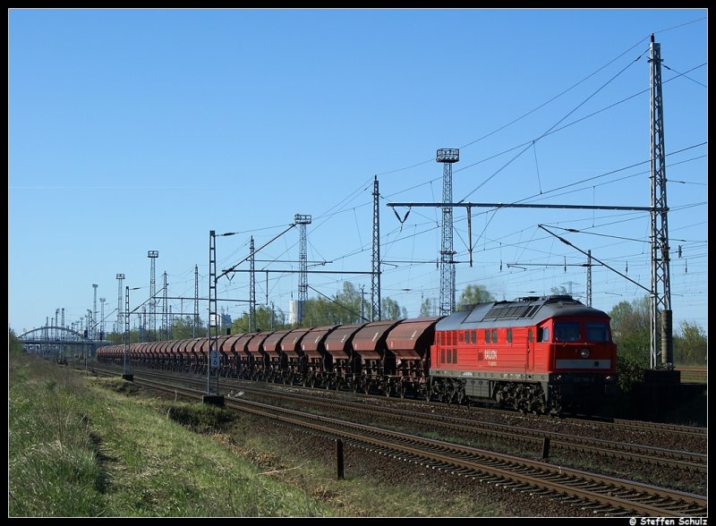 232 568 fhrt nach dem umsetzen der Lok im Seehafen zum Dungemittelwerk Poppendorf.Rostock Seehafen15.04.09.