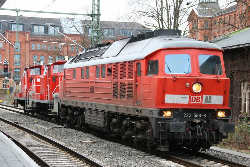 232 568 kommt mit 362 853 nach Schwerin und nimmt die 362 896 wieder mit. 12/2006