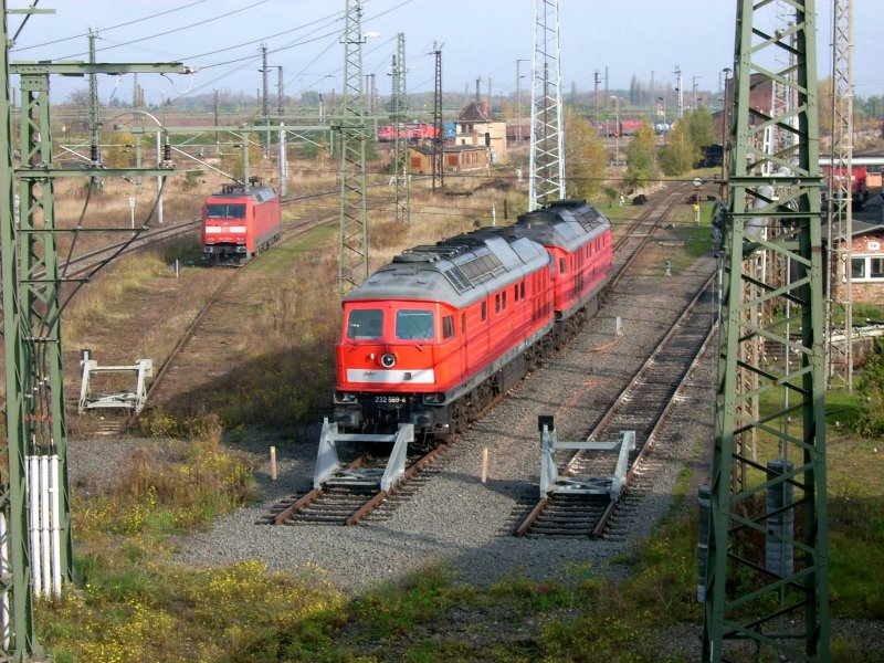 232 569, eine weitere 232 und eine Lok der Baureihe 152 stehen am 28.10.08 im Railion-Werk Halle/Saale.