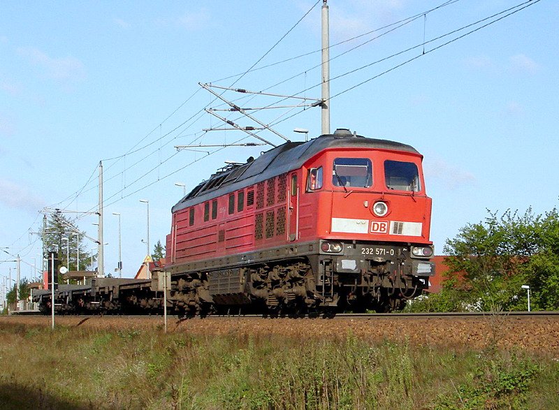 232 571-0 vor dem FE45429 kurz hinter dem Hp Stralsund Gr�nhufe.  am 05.09.06 
