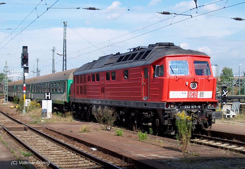 232 571 bringt den IR 456 von Warszawa (Warschau) nach Dresden - 17.08.2004
