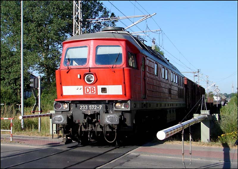 232 572-7 vor FE45429 aus Rostock Seehafen. Am B Carl Heydemann Ring in Stralsund.  (am 26.07.06)