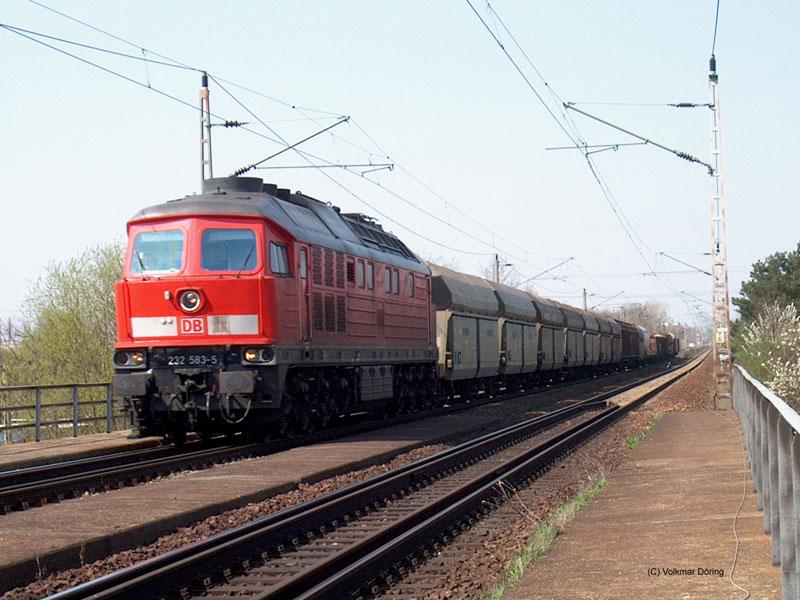 232 583 mit einem Gterzug bei Niederwartha in Richtung Dresden (22.04.03)
