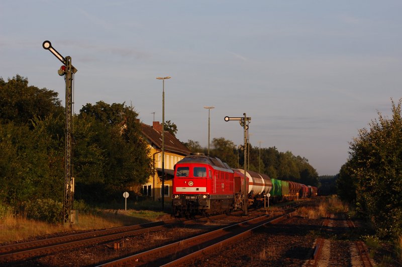 232 589 mit Gterzug am frhen Morgen des 29.07.2009 in Freihls