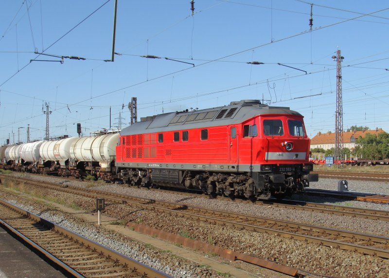 232 593-4 mit einem kurzen Kesselwagenzug in Magdeburg-Rothensee. Fotografiert vom Haltepunkt Magdeburg-Eichenweiler am 31.08.2009.