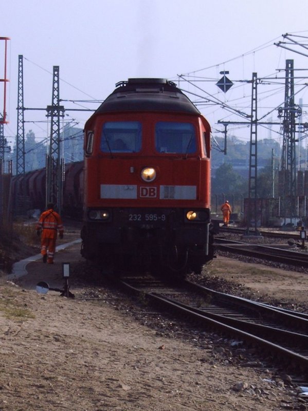 232 595-9 fhrt ihren Gz am 11.10.2006 in den Seehafen Wismar.
