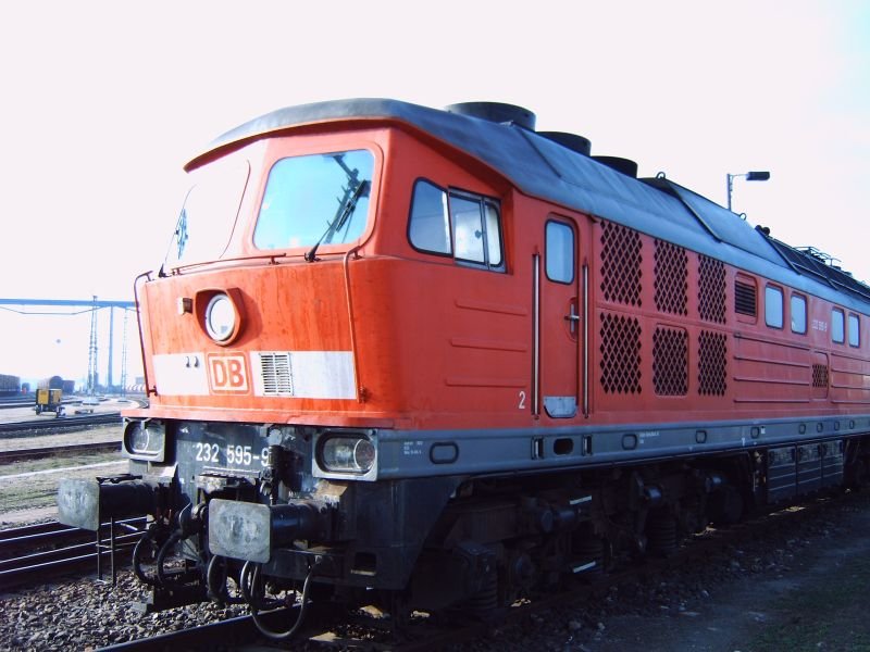 232 595-9 wartet am 11.10.2006 im Seehafen Wismar auf neue Aufgaben.