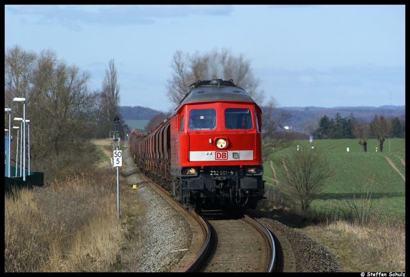 232 601 mit CSQ 60763 aus Wismar zum Rostocker Seehafen.Aufgenommen am 20.03.09 im Gro� Schwaa�.