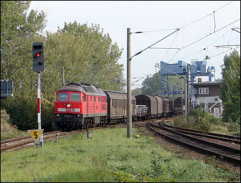 232 612-2 hat mit TEC45501 gerade die Insel Rgen verlassen.  (Stralsund - Rgendamm am 18.10.06)